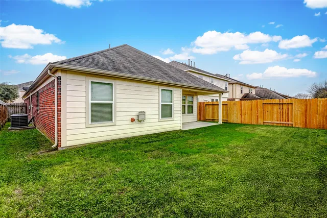 a view of a house with backyard