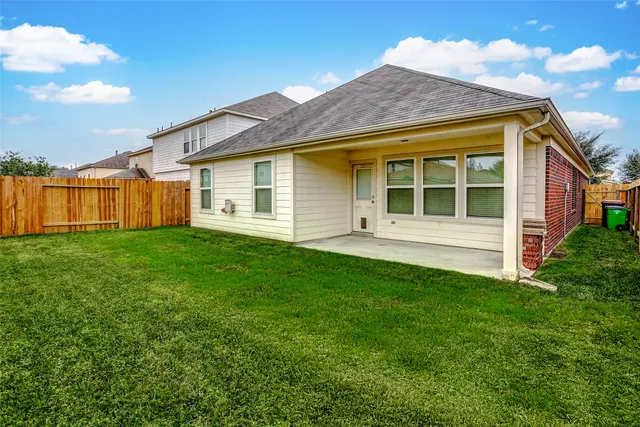 a view of a house with backyard and garden