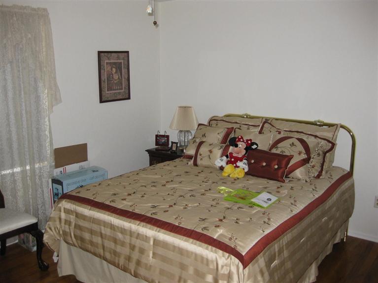 2040 Cypress Street Selma, CA 93662 - Photo 14 of 32 front bedroom w hardwood floors