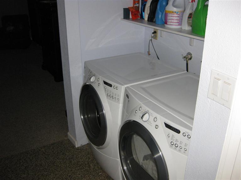 2040 Cypress Street Selma, CA 93662 - Photo 23 of 32 laundry room