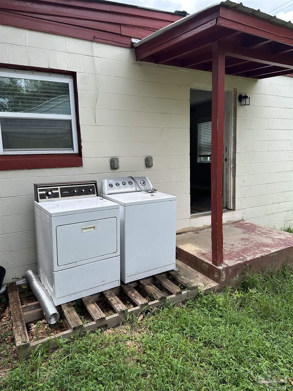 425 Well Line Road Cantonment, FL 32533 - Photo 12 of 13 a utility room with dryer and washer
