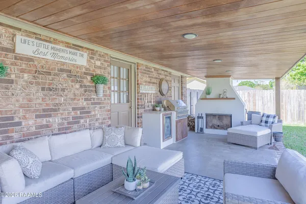 $260,000 | 917 East Butler Street, Rayne, LA 70578