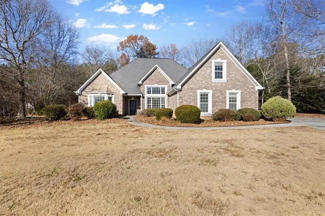 a view of a house with a yard