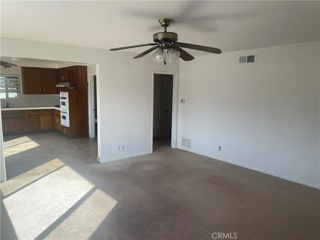 a view of empty room with a ceiling fan