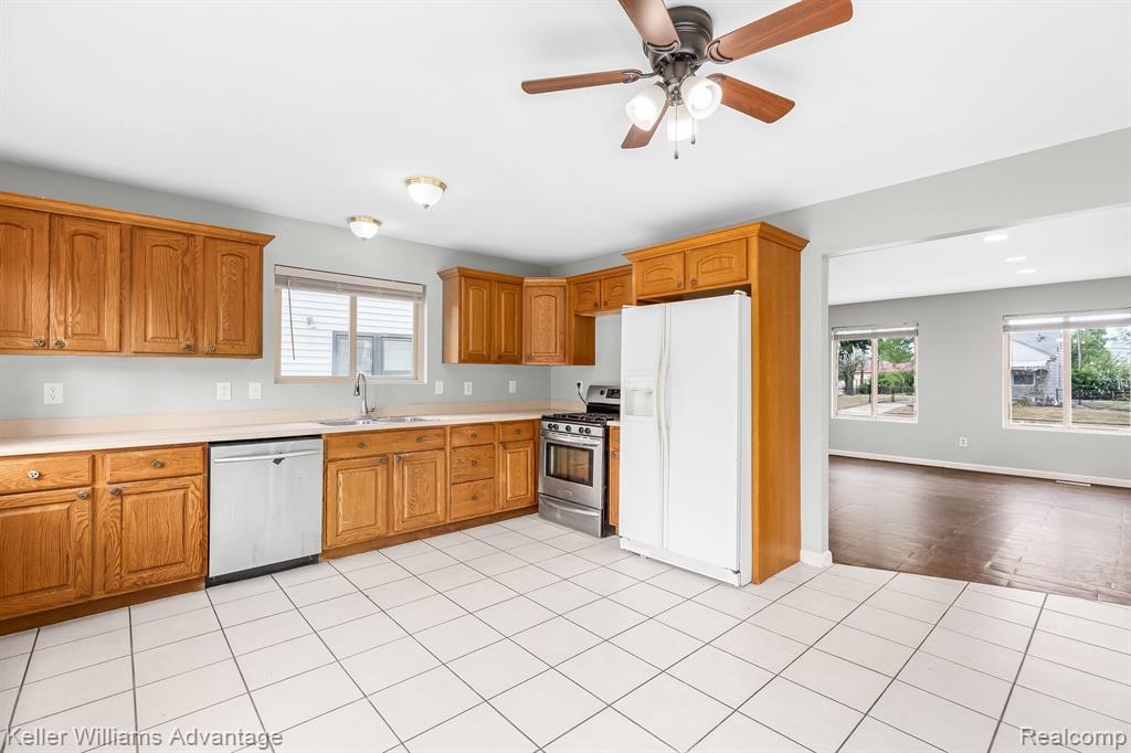 8040 Stephens Warren, MI 48089 - Photo 14 of 26 Gallery Image 14