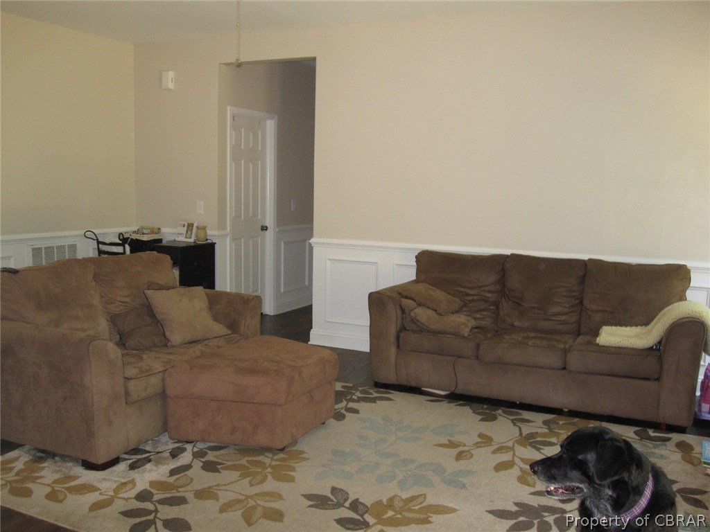 8409 Indian Road Gloucester, VA 23061 - Photo 3 of 24 LIVINGROOM