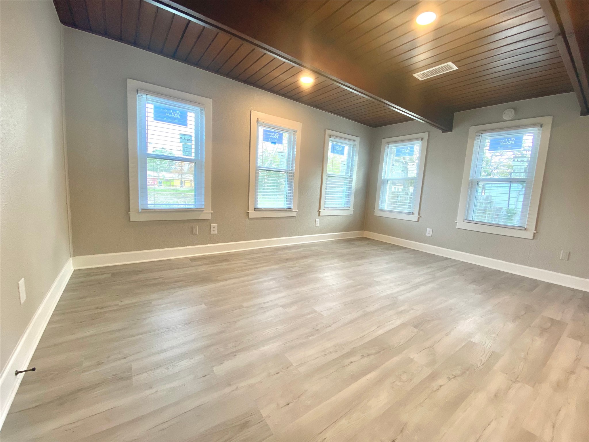 628 King Street Houston, TX 77022 - Photo 12 of 24 an empty room with wooden floor and windows