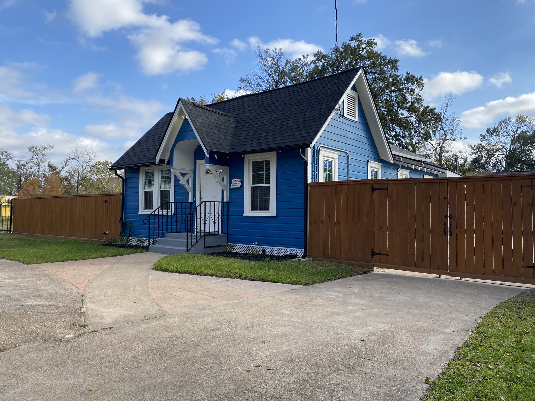 628 King Street Houston, TX 77022 - Photo 22 of 24 a view of backyard of a house