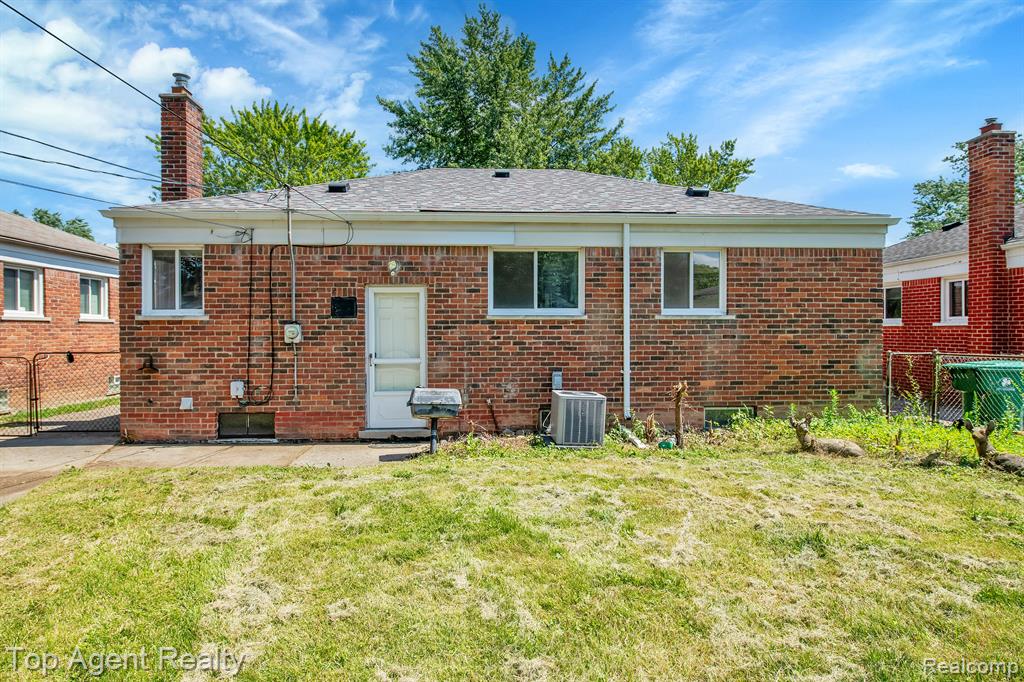 23303 Teppert Avenue Eastpointe, MI 48021 - Photo 23 of 32