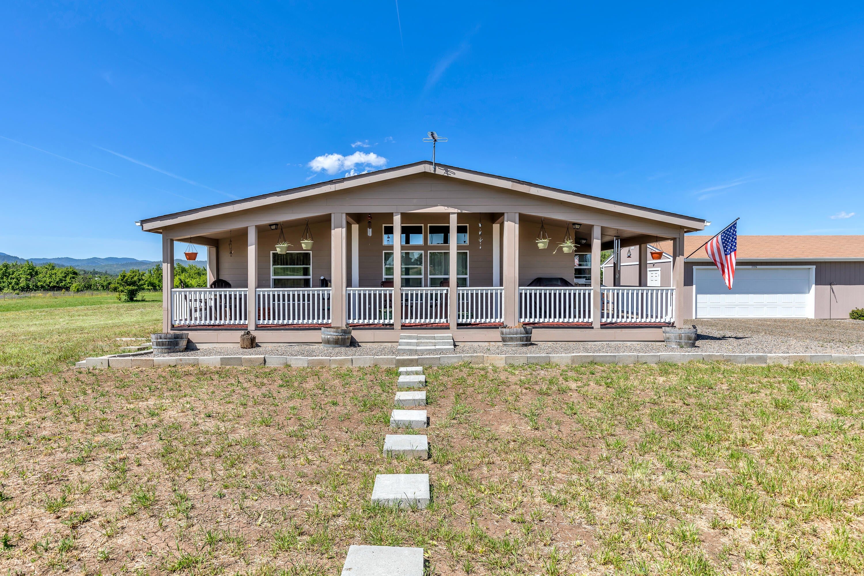 14399 Avalon Road White City, OR 97503 - Photo 2 of 38 Welcome home!