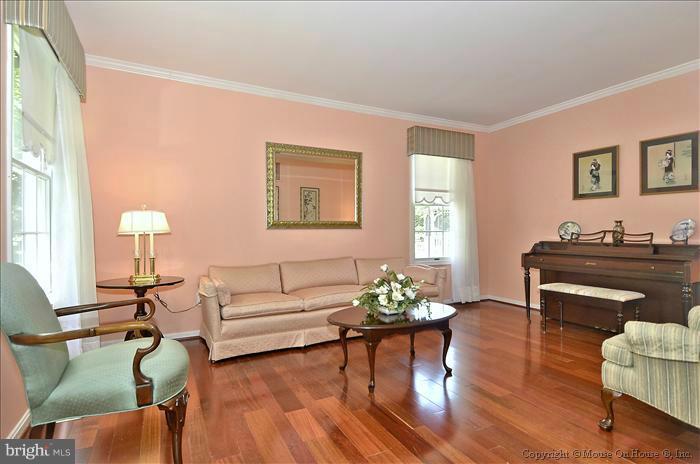 18813 Falling Star Road Germantown, MD 20874 - Photo 13 of 29 Living Room