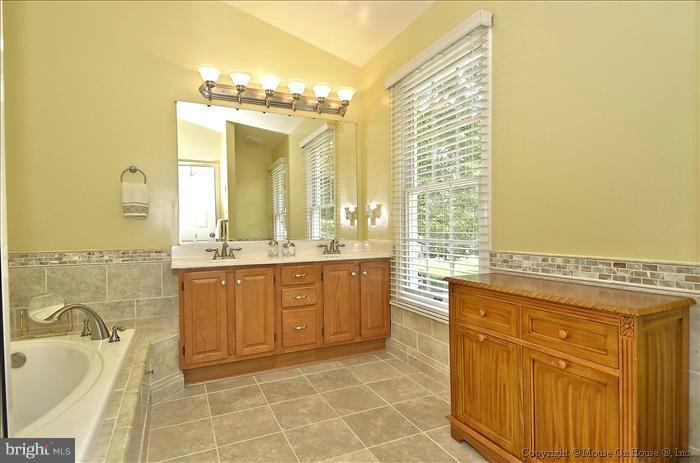 18813 Falling Star Road Germantown, MD 20874 - Photo 17 of 29 Bath (Master)