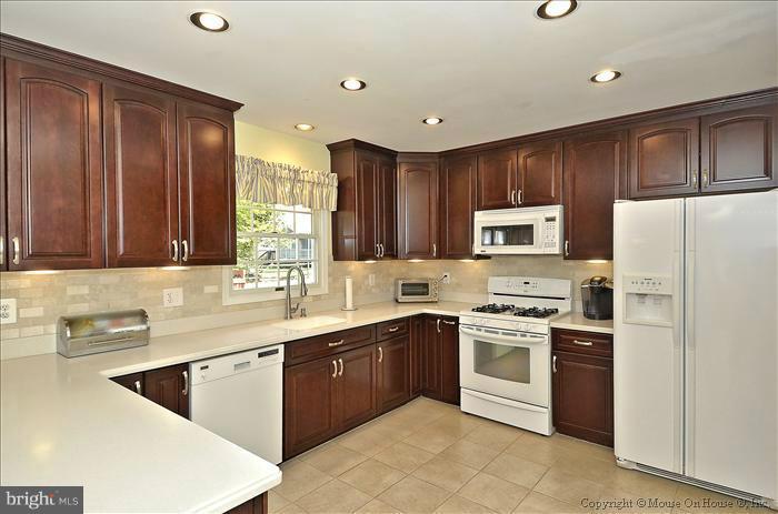 18813 Falling Star Road Germantown, MD 20874 - Photo 8 of 29 Kitchen