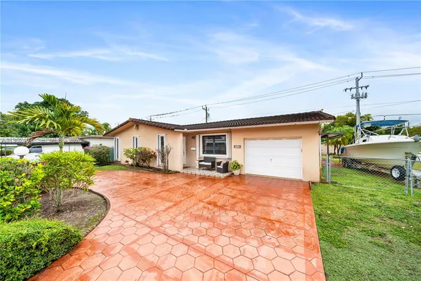 a view of a house with backyard and garden