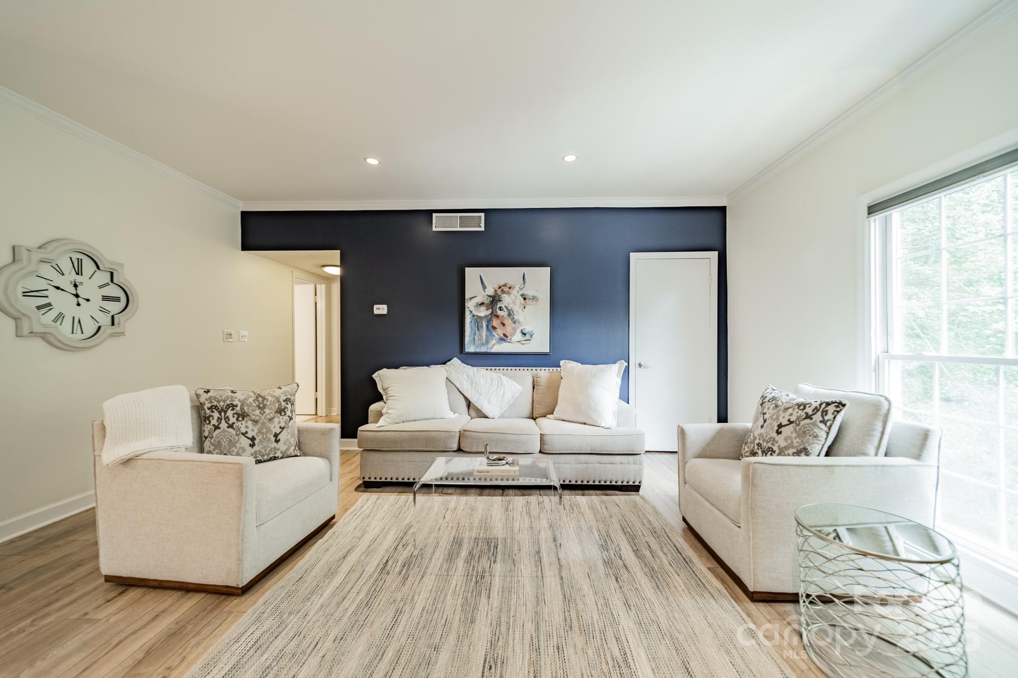5927 Quail Hollow Road, Unit H Charlotte, NC 28210 - Photo 2 of 45 a living room with furniture and a large window
