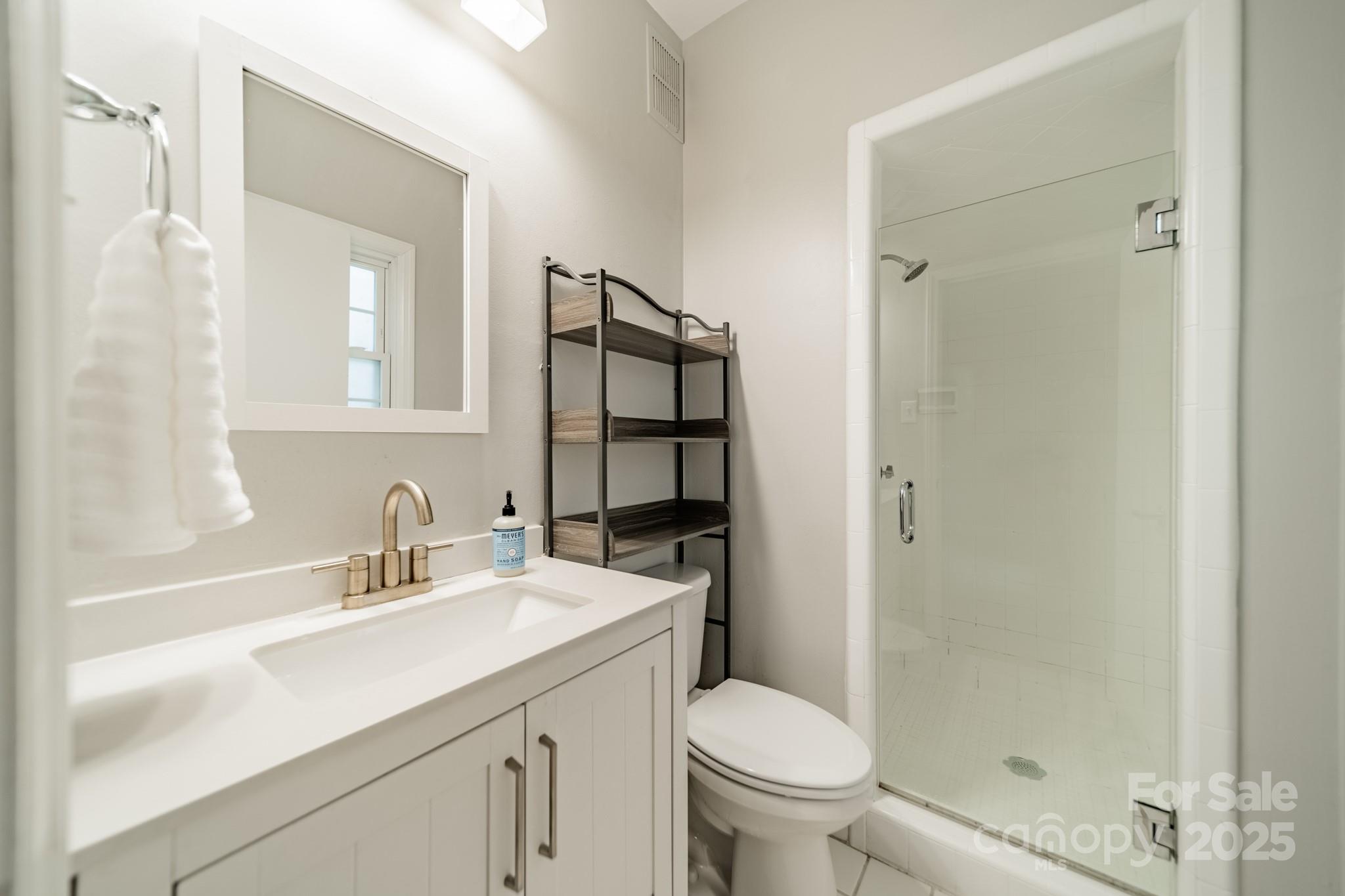 5927 Quail Hollow Road, Unit H Charlotte, NC 28210 - Photo 21 of 45 a bathroom with a sink toilet and shower