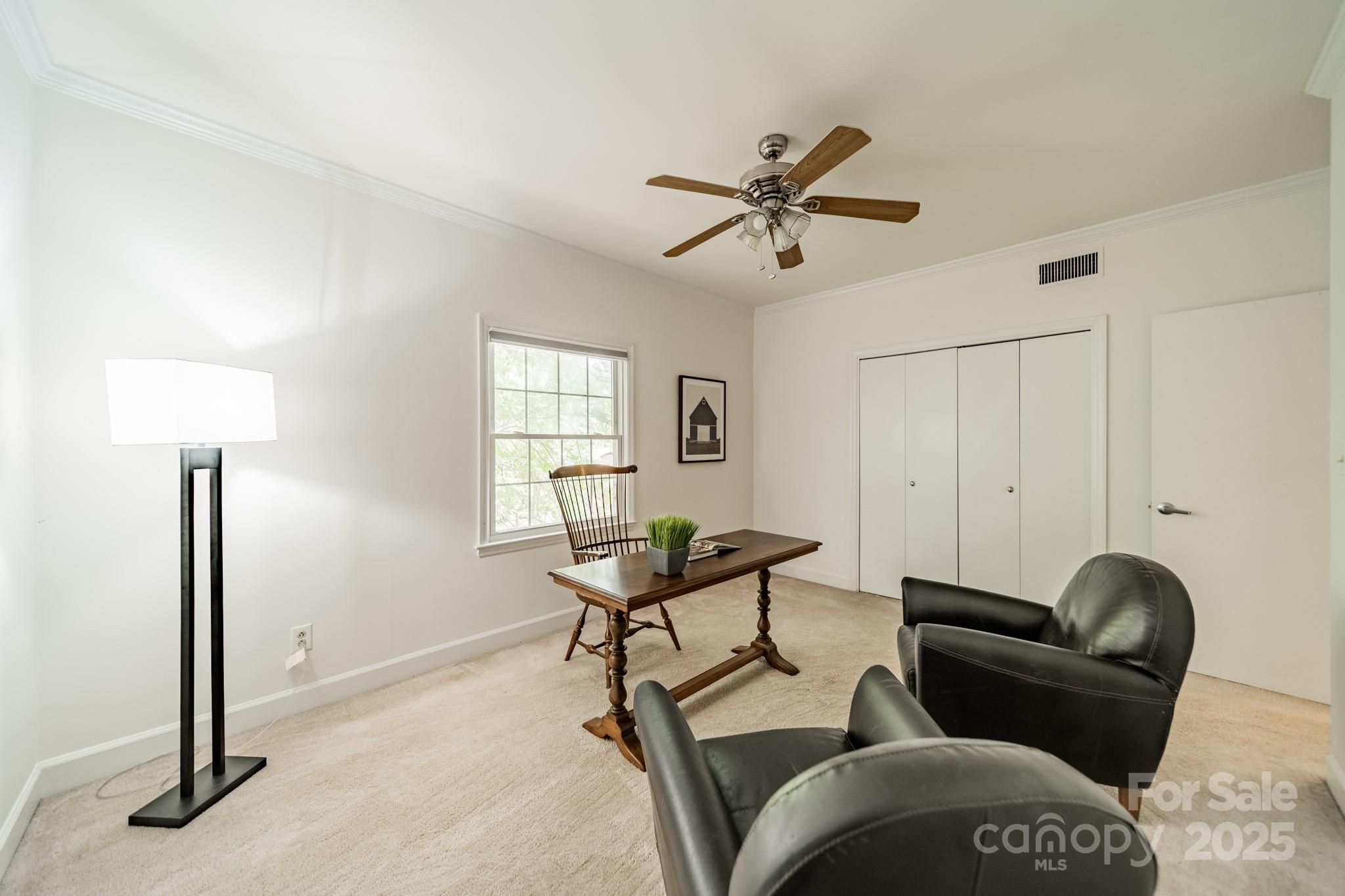 5927 Quail Hollow Road, Unit H Charlotte, NC 28210 - Photo 25 of 45 a living room with furniture