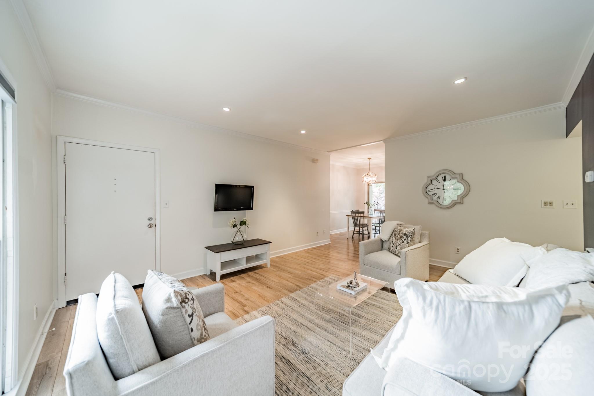 5927 Quail Hollow Road, Unit H Charlotte, NC 28210 - Photo 3 of 45 a living room with furniture and a wooden floor