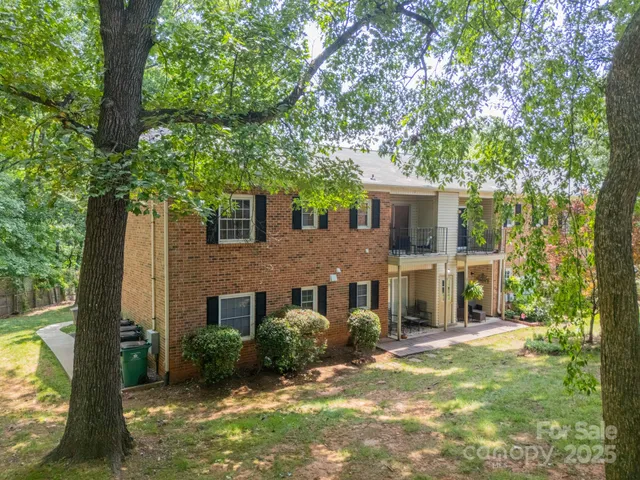 a view of a yard in front of house