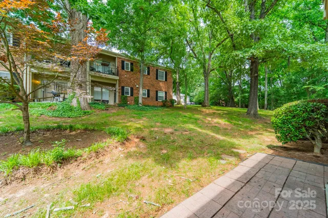 a view of a yard in front of house