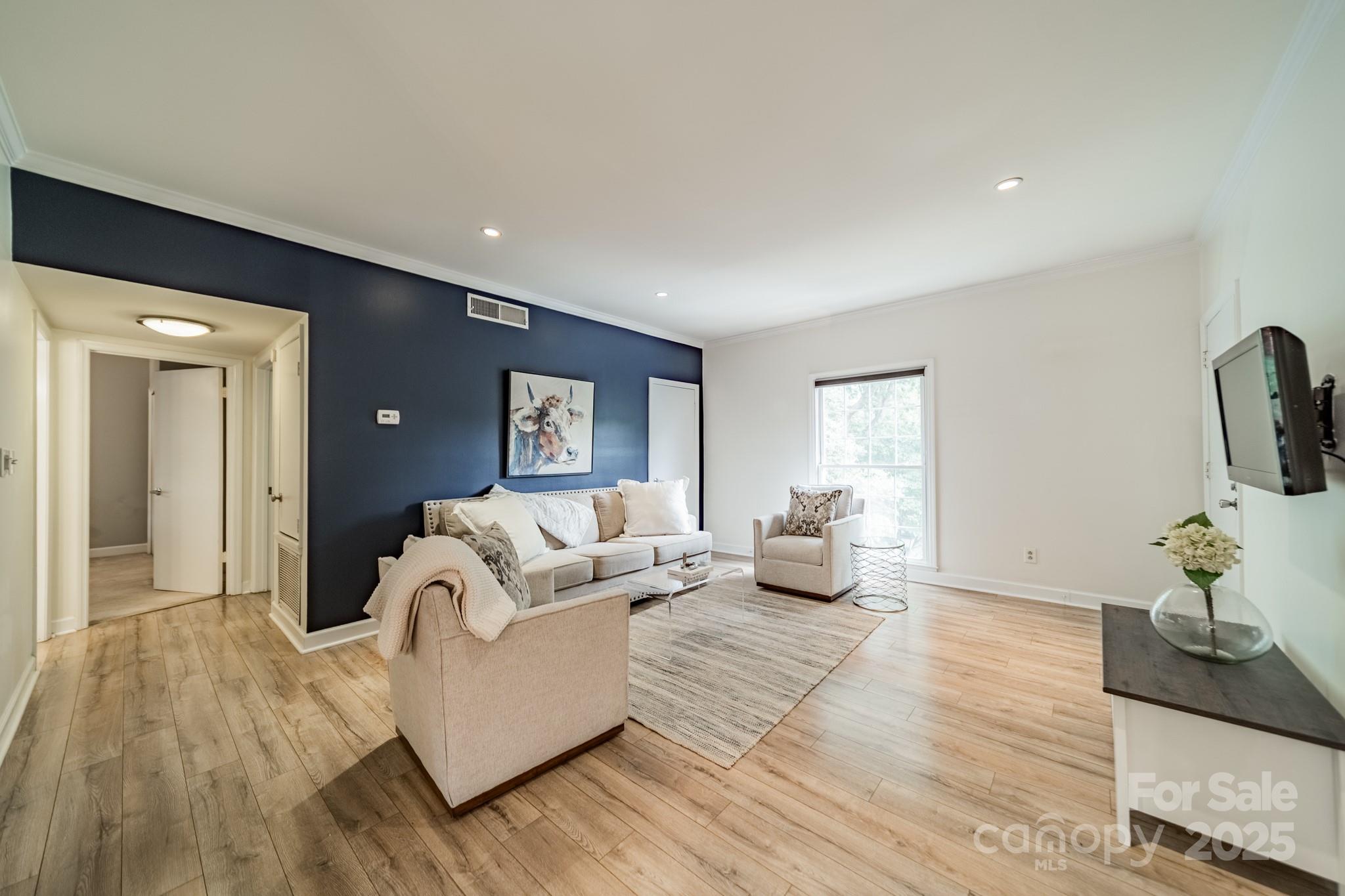 5927 Quail Hollow Road, Unit H Charlotte, NC 28210 - Photo 5 of 45 a living room with furniture and wooden floor