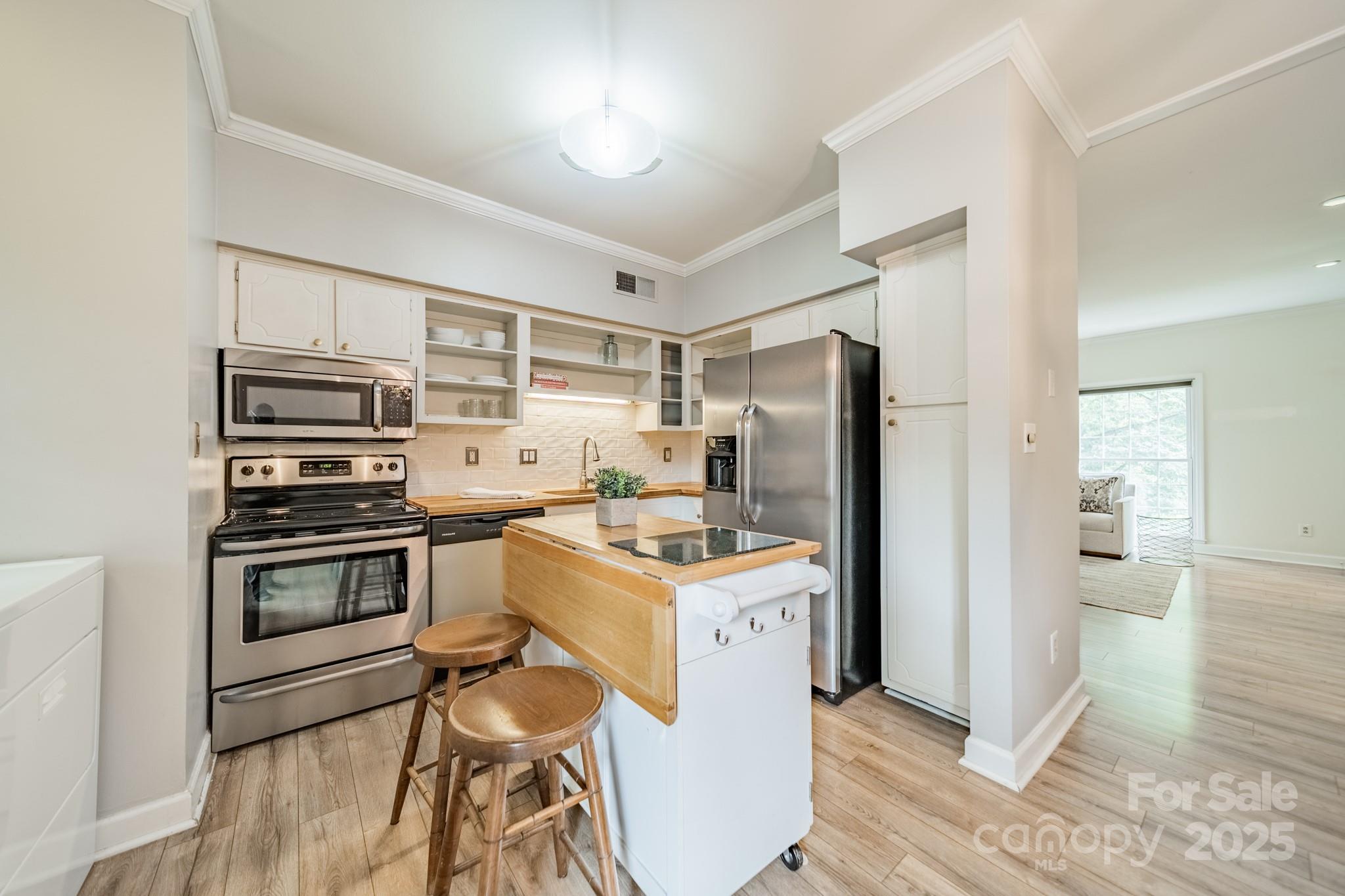 5927 Quail Hollow Road, Unit H Charlotte, NC 28210 - Photo 10 of 45 a kitchen with a stove and a refrigerator