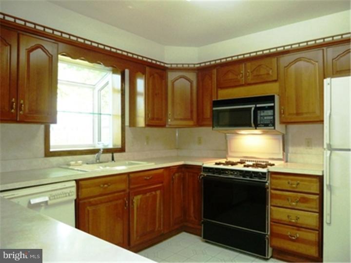 435 Ridge Lane Springfield, PA 19064 - Photo 3 of 25 Kitchen