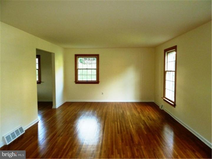 435 Ridge Lane Springfield, PA 19064 - Photo 7 of 25 Living Room