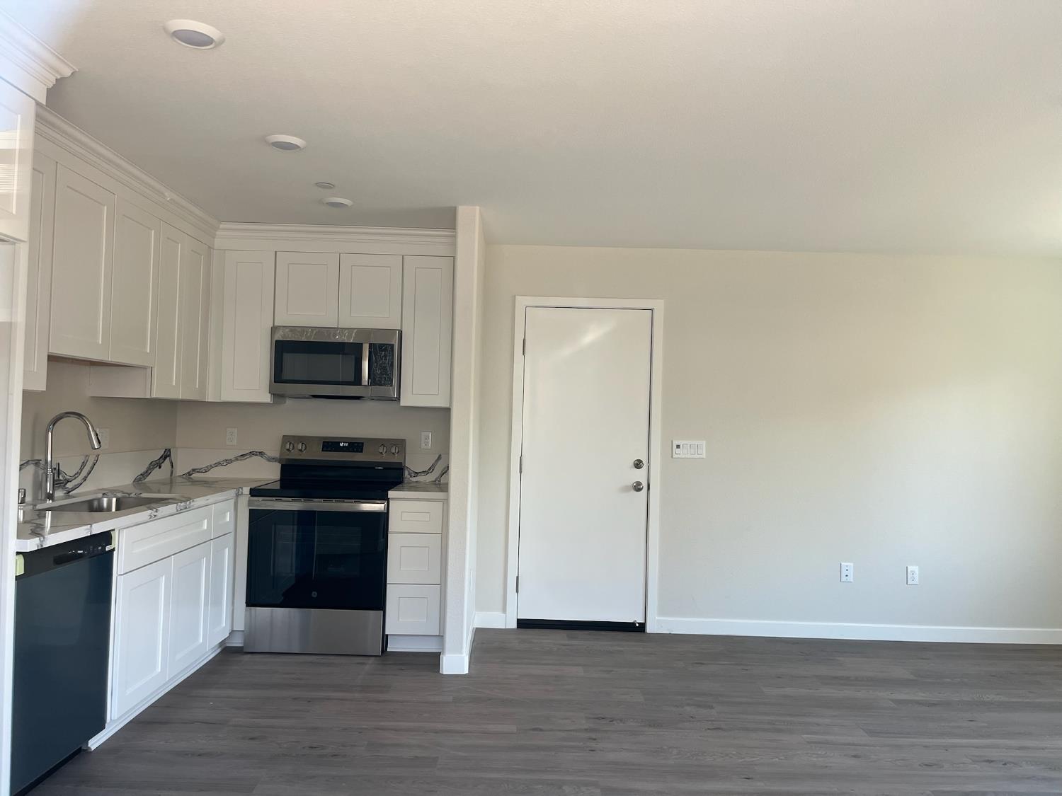 929 West 6th Street, Unit 2 Merced, CA 95341 - Photo 2 of 7