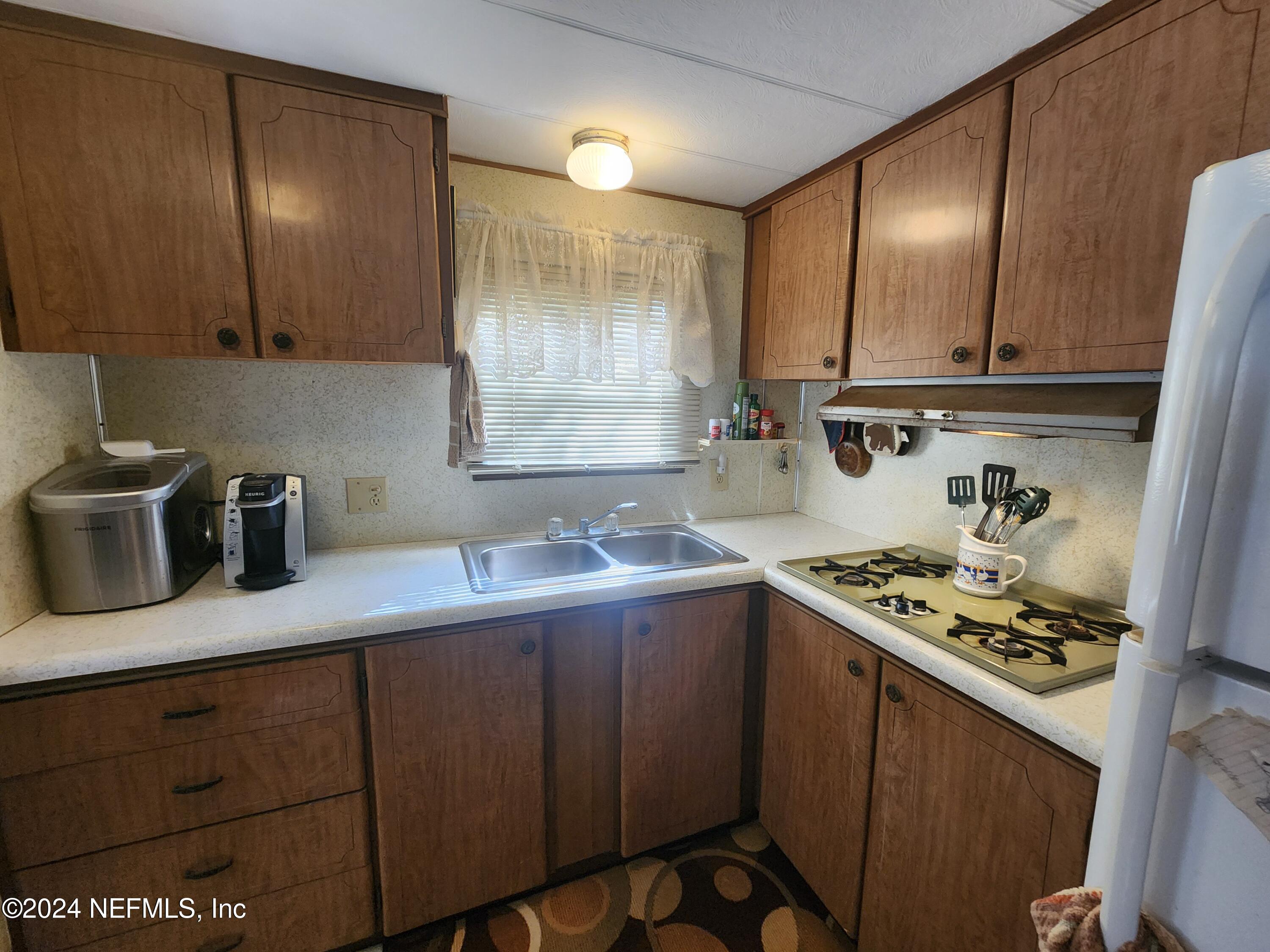 106 Edgewater Road Satsuma, FL 32189 - Photo 10 of 25 20241205_141157 (1)