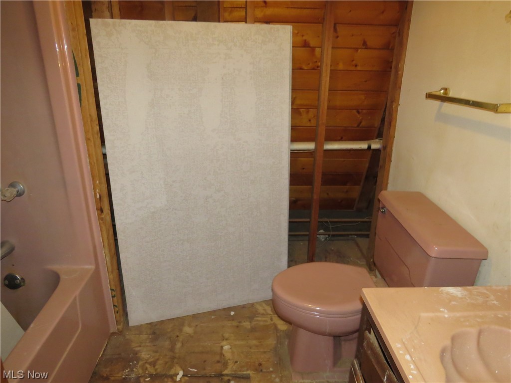 9797 Thwing Road Chardon, OH 44024 - Photo 18 of 35 2nd floor Full bathroom