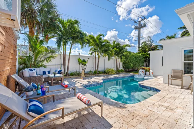 a view of an entryway with a backyard