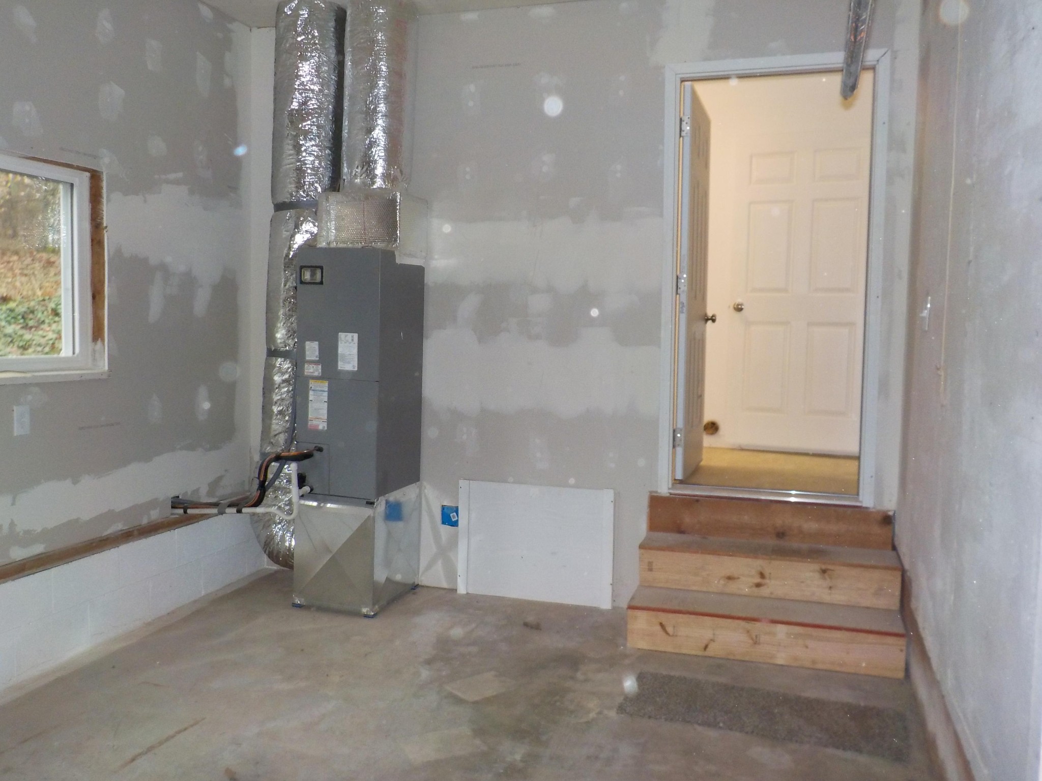 646 Edgemoor Road Powell, TN 37849 - Photo 12 of 22 a bathroom with a bathtub and shower