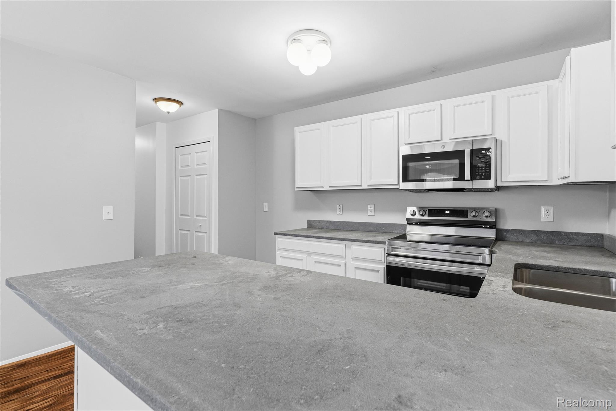253 Stonegate West Pontiac, MI 48341 - Photo 13 of 40