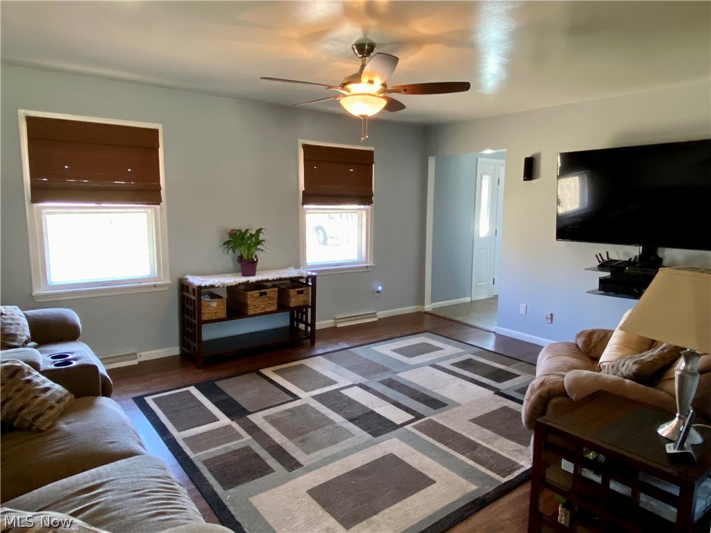 3444 Niles Carver Road Mineral Ridge, OH 44440 - Photo 2 of 29 Family room