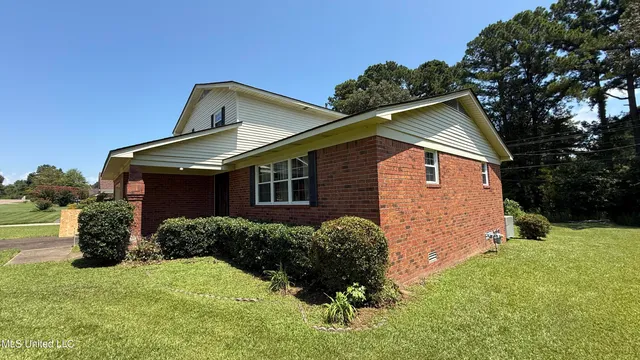 $199,900 | 595 Swaney Drive, Holly Springs, MS 38635