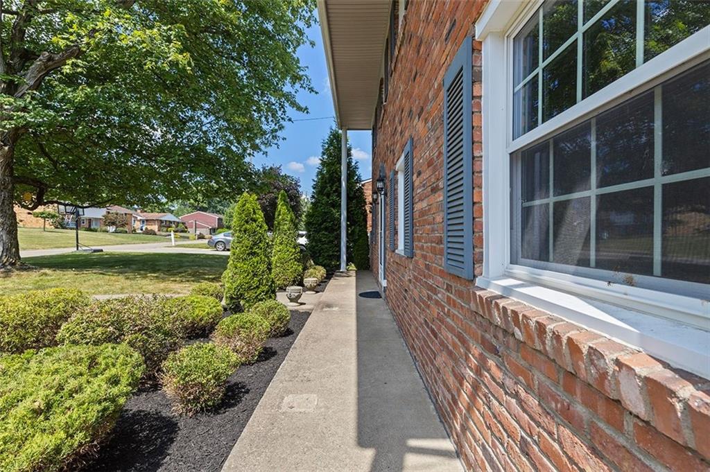 217 Lytton Road Coraopolis, PA 15108 - Photo 3 of 44
