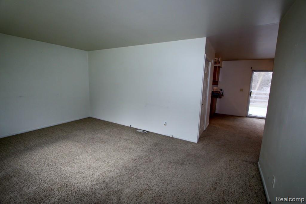 1087 Ransom Drive Flint, MI 48507 - Photo 4 of 21 003.jpg