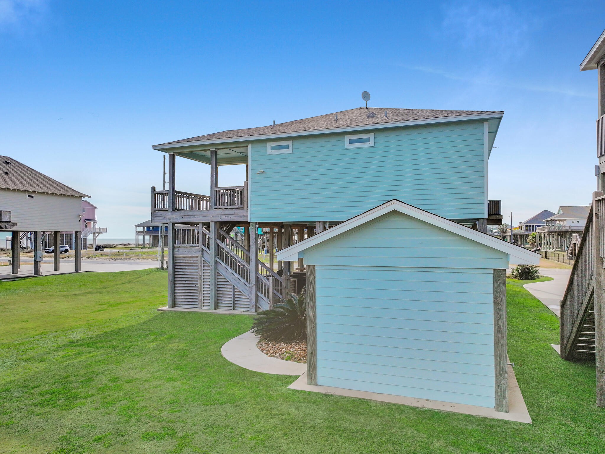 832 South East Road Crystal Beach, TX 77650 - Photo 10 of 50