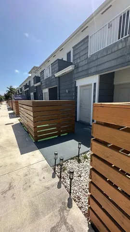 a view of a backyard