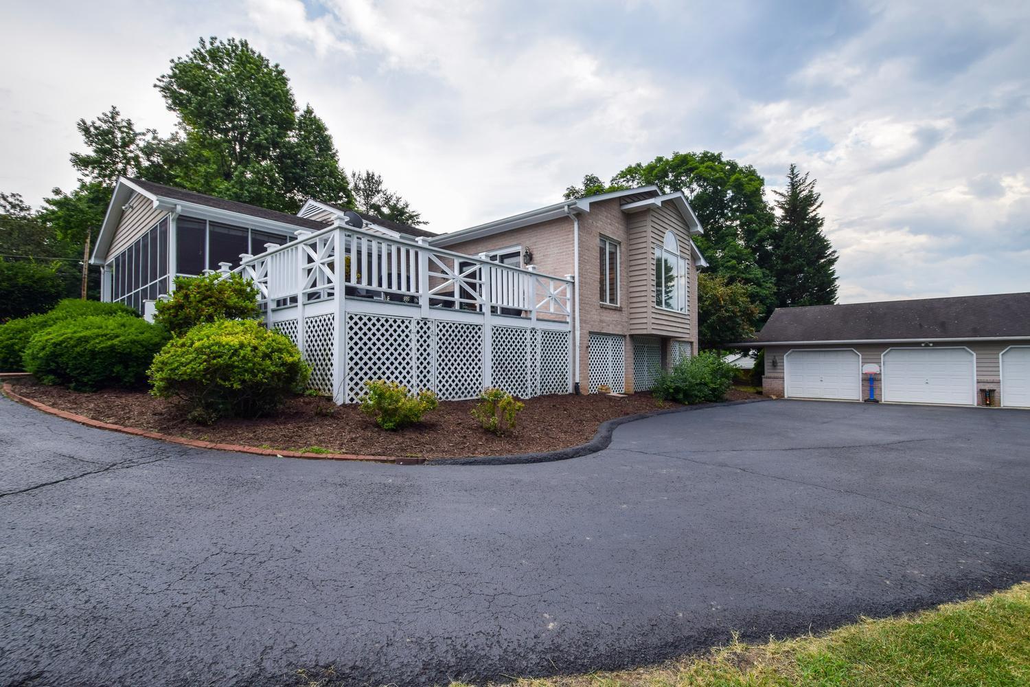 4015 Winding Way Road Southwest Roanoke, VA 24018 - Photo 2 of 33 2