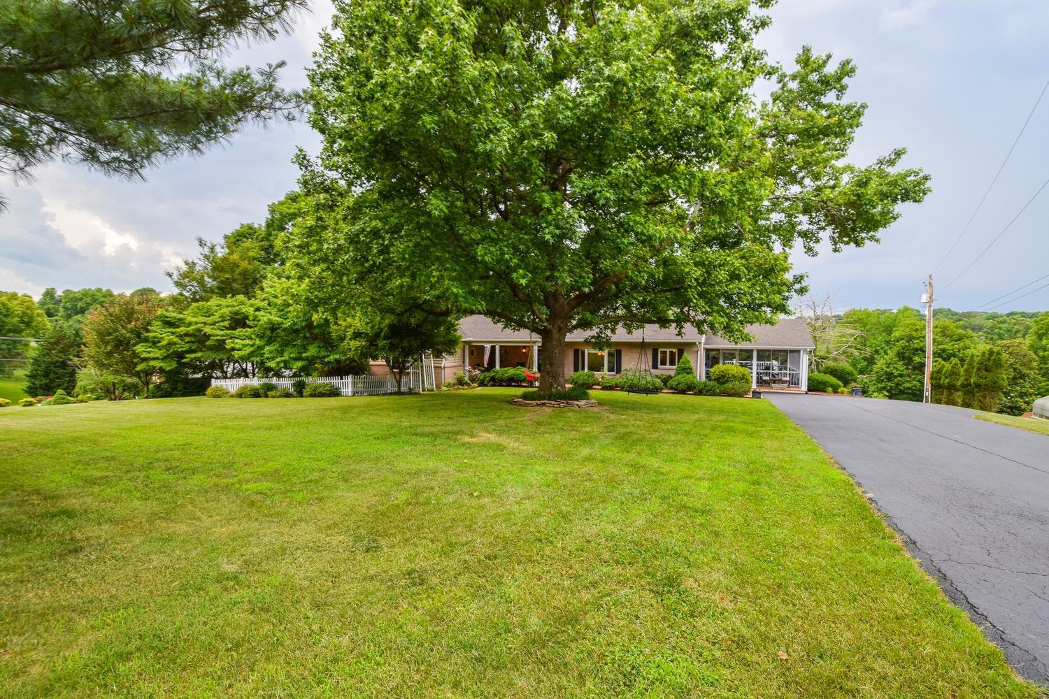 4015 Winding Way Road Southwest Roanoke, VA 24018 - Photo 3 of 33 3
