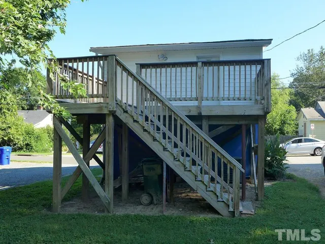 a view of entryway with a deck