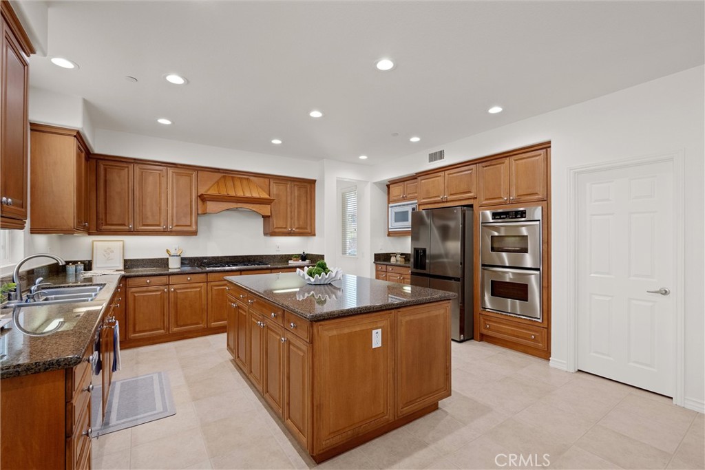 2472 Highwood Road Orange, CA 92867 - Photo 24 of 70 Kitchen