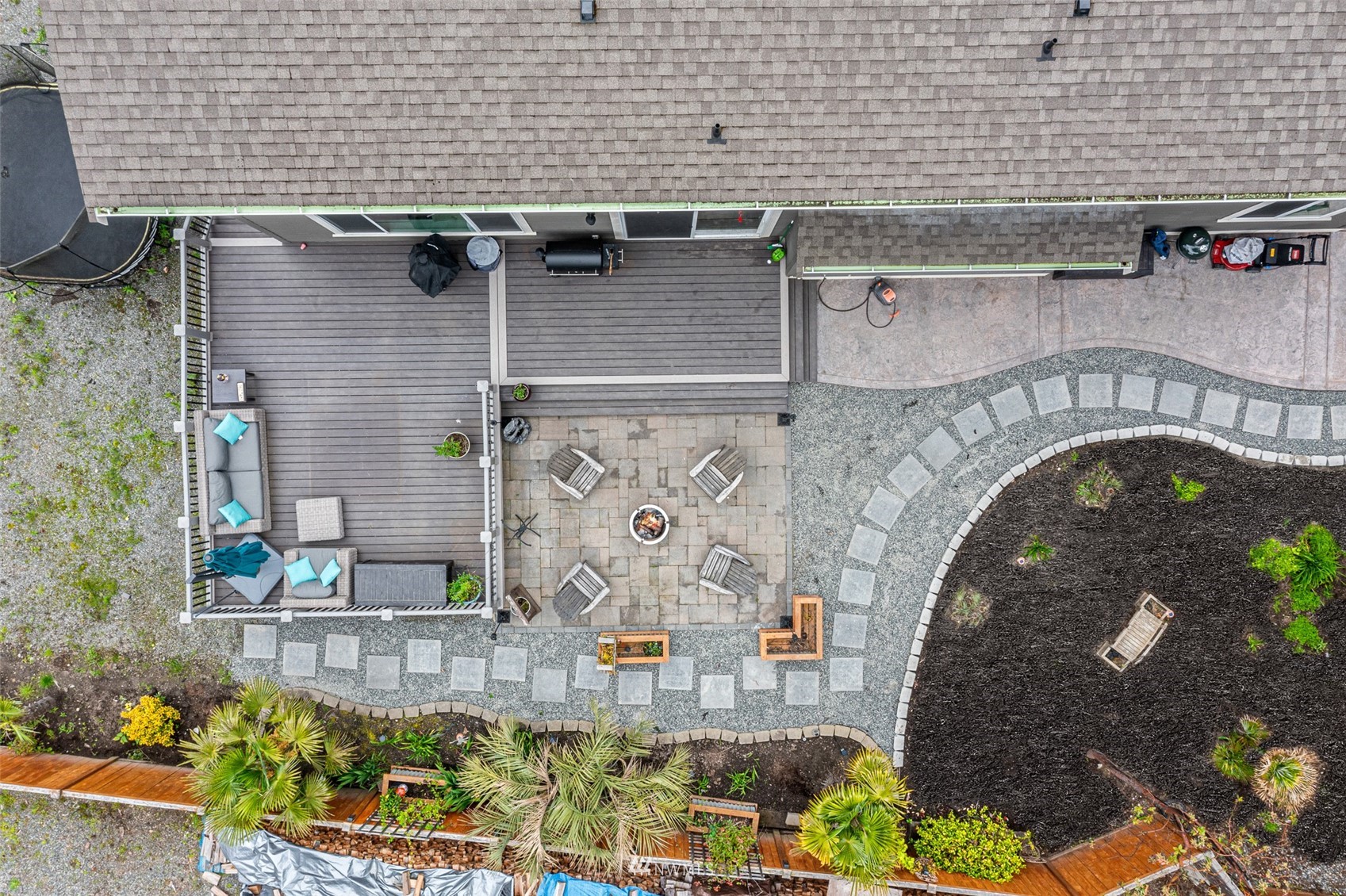 732 Wapato Place Southeast Renton, WA 98059 - Photo 33 of 40 a front view of a house with outdoor space