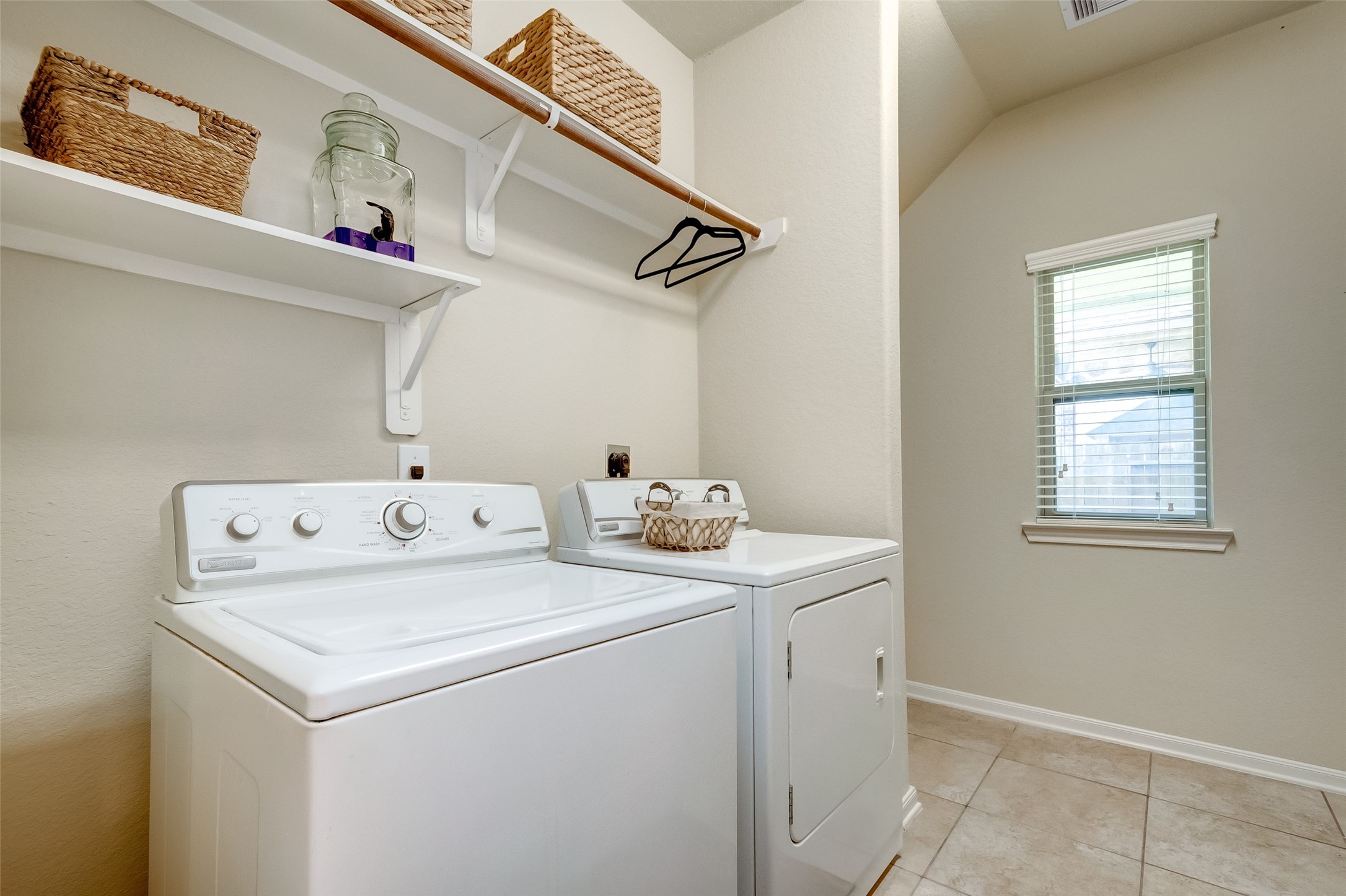 1531 Kent Valley Lane Rosenberg, TX 77471 - Photo 18 of 37 a utility room with dryer and washer