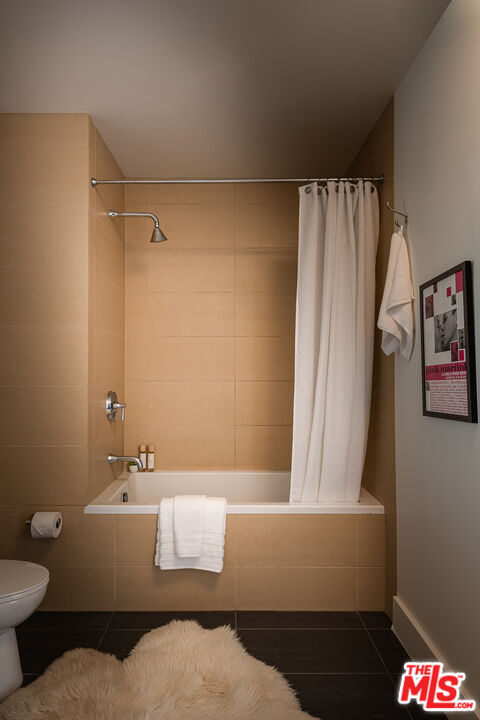 460 South Spring Street, Unit 1015 Los Angeles, CA 90013 - Photo 25 of 50 a bathroom with a bathtub and shower