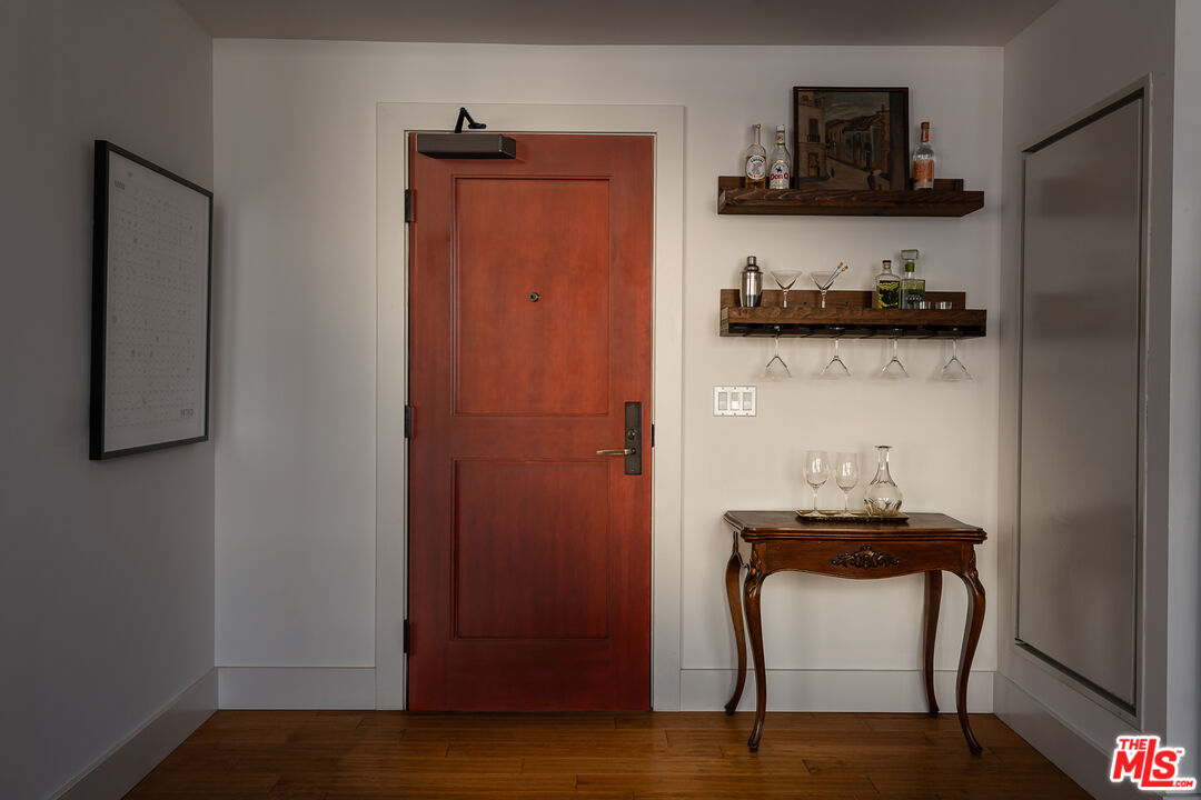 460 South Spring Street, Unit 1015 Los Angeles, CA 90013 - Photo 26 of 50 a dining room with table and chair