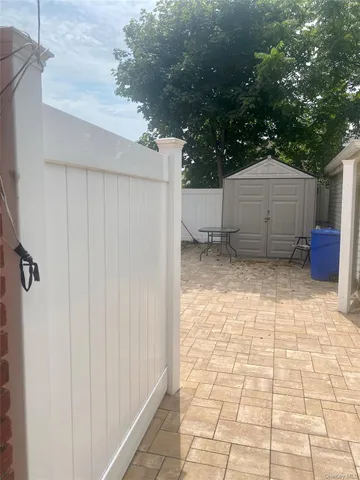 a view of a backyard