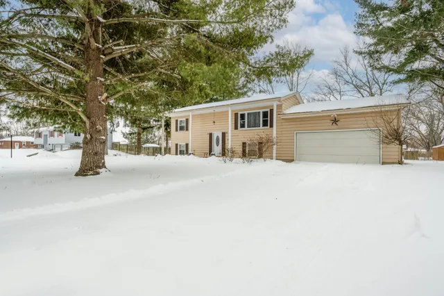 $299,900 | 1766 Poplar Path, Stevensville, MI 49127